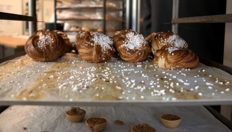 Kanelbullar på Nordic Papers naturliga bakplåtspapper.